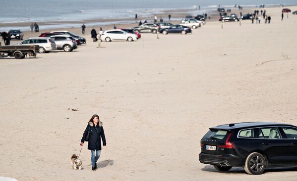Люди отдыхают на пляже в солнечную погоду в Блокхусе, Северная Ютландия, Дания - Sputnik Lietuva