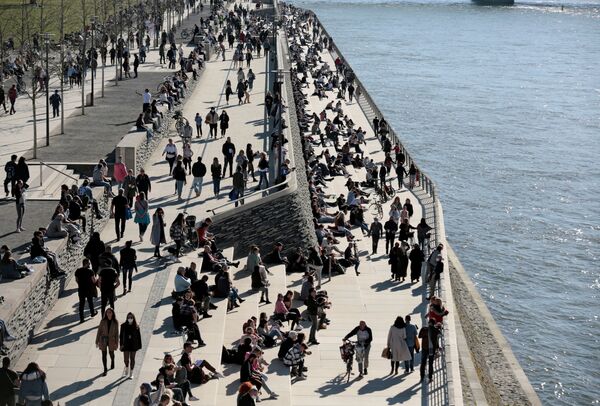Люди отдыхают на набережной Рейна в Кельне - Sputnik Lietuva