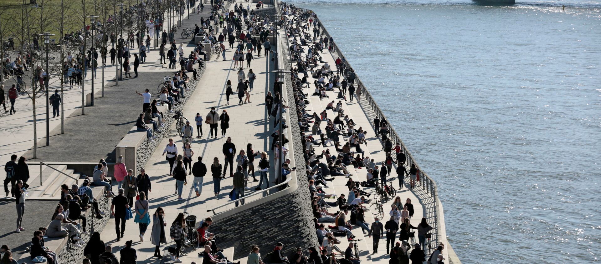 Люди отдыхают на набережной Рейна в Кельне - Sputnik Литва, 1920, 03.03.2021