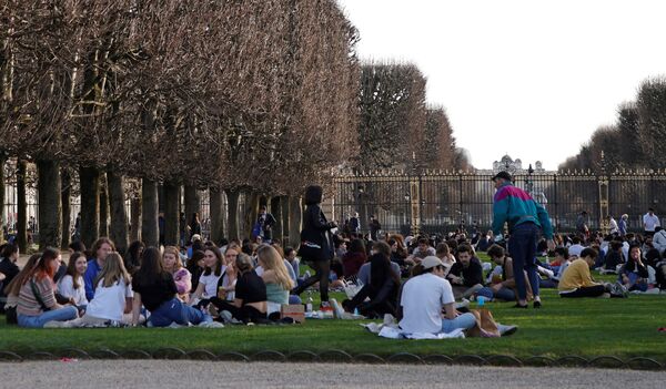 Люди отдыхают в Люксембургском саду в Париже - Sputnik Lietuva