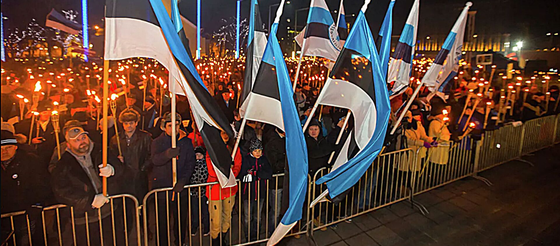 Žmonės Laisvės aikštėje per deglų žygį, kurį organizavo Konservatorių liaudies partija (EKRE) Taline - Sputnik Lietuva, 1920, 28.02.2021