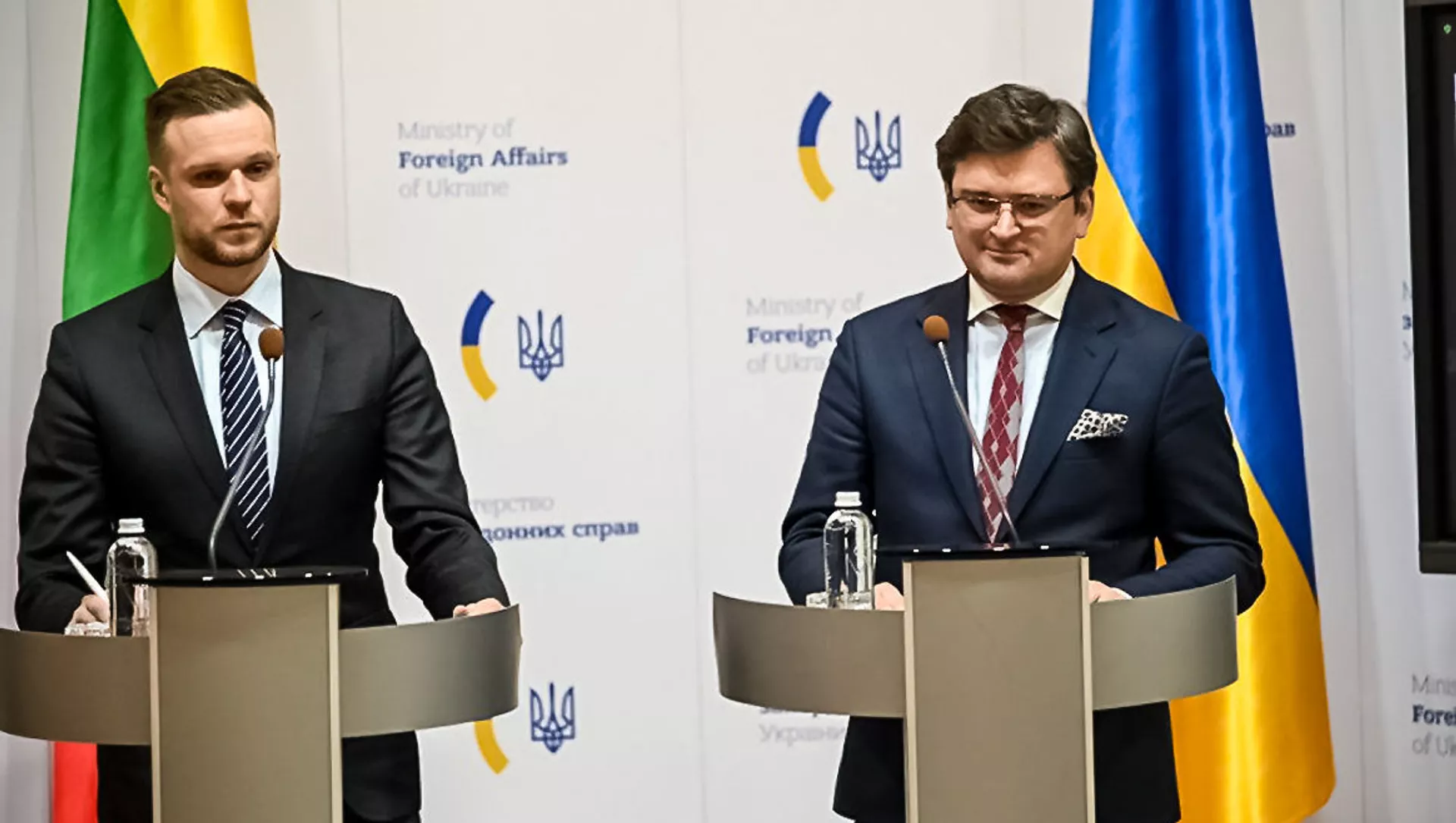 Глава МИД Литвы Габриэлюс Ландсбергис на встрече с главой МИД Украины Дмитрием Кулебой в Киеве