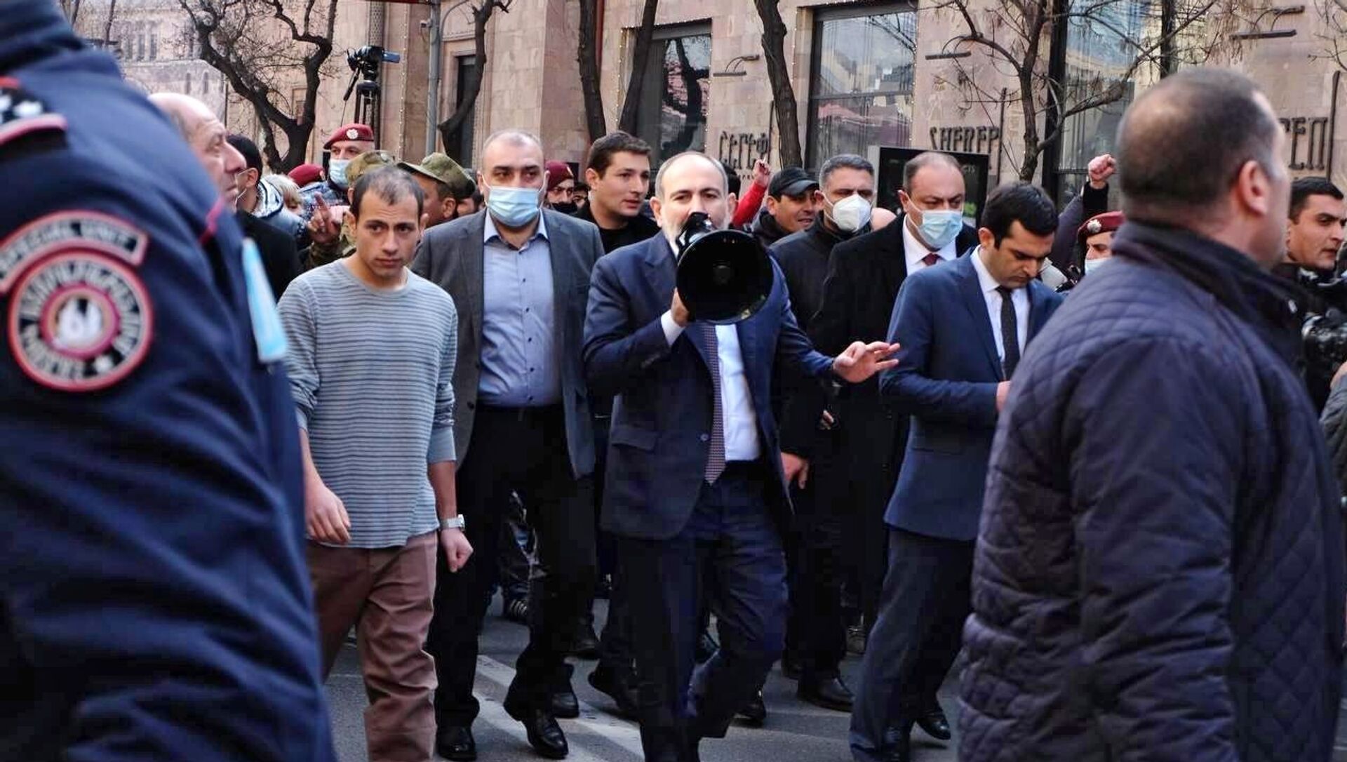 Премьер-министр Армении Никол Пашинян (в центре) вышел к протестующим на улице Еревана - Sputnik Lietuva, 1920, 25.02.2021