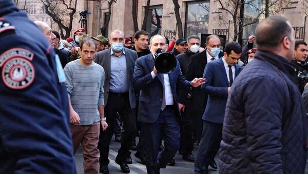 Премьер-министр Армении Никол Пашинян (в центре) вышел к протестующим на улице Еревана - Sputnik Lietuva