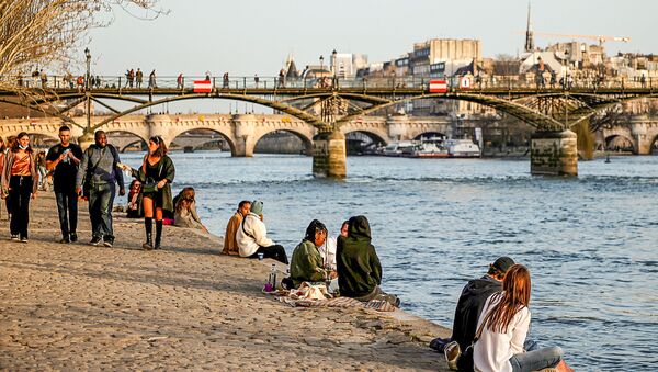 Люди отдыхают на набережной Сены в Париже - Sputnik Литва