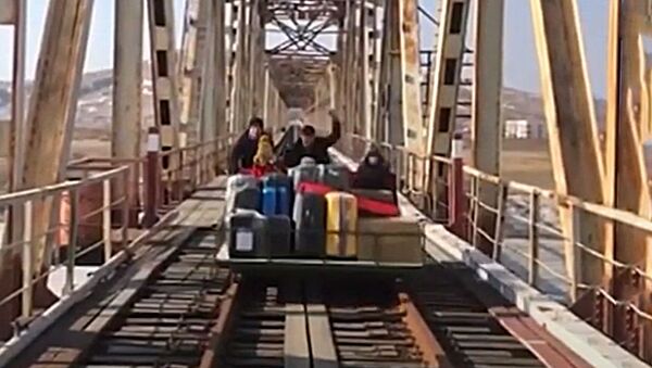 Rusijos diplomatai iš Šiaurės Korėjos grįžta stumiant geležinkelio dreziną - Sputnik Lietuva