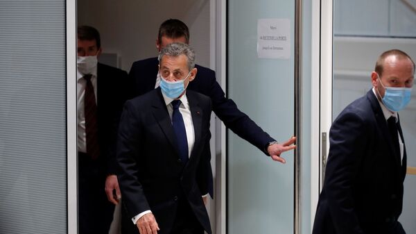 Экс-президент Франции Николя Саркози уходит после вынесения приговора по делу о коррупции и торговле влиянием в здании суда Парижа, Франция, 1 марта 2021 года - Sputnik Литва