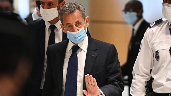 Экс-президент Франции Николя Саркози прибывает в здание парижского суда, чтобы заслушать окончательный вердикт по делу о коррупции 1 марта 2021 года - Sputnik Lietuva
