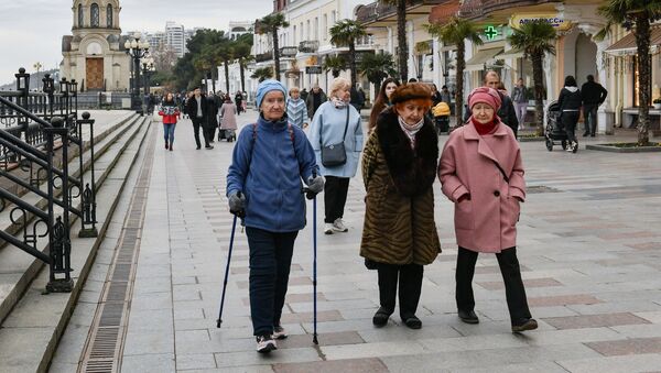 Люди гуляют по набережной в Ялте, Крым - Sputnik Lietuva