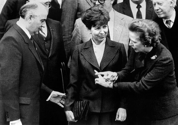 Atėjęs į valdžią, Gorbačiovas bandė pagerinti santykius su JAV ir Vakarų Europa. 1984 metų gruodį Gorbačiovas su žmona Raisa apsilankė Londone Didžiosios Britanijos ministrės pirmininkės Margaret Tečer, su kuria jis susipažino Andropovo laidotuvėse, kvietimu. Derybos vyko neformalioje ir draugiškoje atmosferoje Čekerso užmiesčio rezidencijoje. Gorbačiovas daugiausia dėmesio skyrė nusiginklavimo klausimams. Aš tikrai laikau jį asmeniu, su kuriuo reikia bendrauti. Jis yra atviras ir išsilavinęs. Jis yra draugiškas, pasižymi savitu žavesiu ir humoro jausmu, — JAV prezidentui Ronaldui Reiganui parašė geležinė ledi. - Sputnik Lietuva