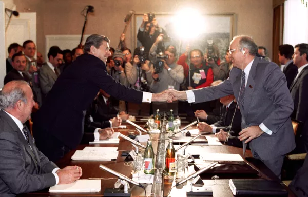 1985 m. lapkričio 19 d. branduolinio nusiginklavimo viršūnių susitikime Ženevoje įvyko pirmasis Michailo Gorbačiovo ir Ronaldo Reigano susitikimas. Derybos vyko sovietų atstovybėje. Nors jų susitikimas nesibaigė oficialaus ginklų mažinimo susitarimo pasirašymu, manoma, kad būtent ten buvo žengtas pirmasis ryžtingas žingsnis šaltojo karo užbaigimo link. Pasibaigus deryboms, Gorbačiovas pavadino Reiganą dinozauru, o tas jį pavadino atkakliu bolševiku. 1985 m. lapkričio 19 d. branduolinio nusiginklavimo viršūnių susitikime Ženevoje įvyko pirmasis Michailo Gorbačiovo ir Ronaldo Reigano susitikimas. Derybos vyko sovietų atstovybėje. Nors jų susitikimas nesibaigė oficialaus ginklų mažinimo susitarimo pasirašymu, manoma, kad būtent ten buvo žengtas pirmasis ryžtingas žingsnis šaltojo karo užbaigimo link. Pasibaigus deryboms, Gorbačiovas pavadino Reiganą dinozauru, o tas jį pavadino atkakliu bolševiku. - Sputnik Lietuva