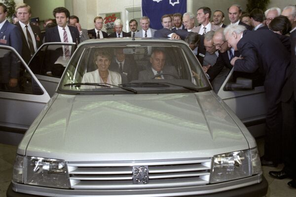 Michailas Gorbačiovas sėdi Peugeot markės automobilyje, automobilių gamykloje, Puasi, Prancūzijoje. - Sputnik Lietuva