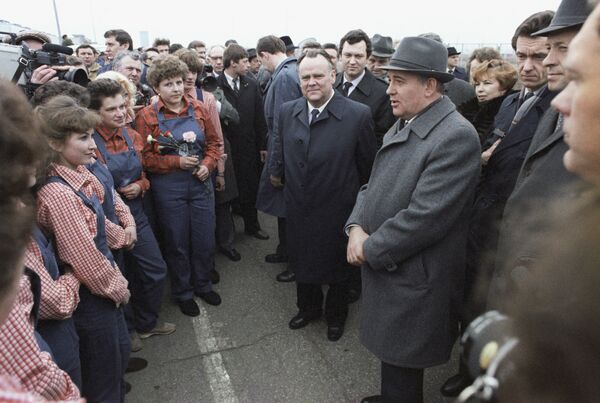 1986 m. balandžio 8 d. Michailas Gorbačiovas lankėsi Toljatyje, Volžsko automobilių gamykloje. Tada pirmą kartą jis aiškiai ištaria žodį perestroika, kurį greitai išplatino žiniasklaida ir kuris tapo naujos TSRS prasidėjusios epochos šūkiu. - Sputnik Lietuva