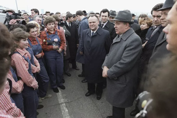 1986 m. balandžio 8 d. Michailas Gorbačiovas lankėsi Toljatyje, Volžsko automobilių gamykloje. Tada pirmą kartą jis aiškiai ištaria žodį perestroika, kurį greitai išplatino žiniasklaida ir kuris tapo naujos TSRS prasidėjusios epochos šūkiu. 1986 m. balandžio 8 d. Michailas Gorbačiovas lankėsi Toljatyje, Volžsko automobilių gamykloje. Tada pirmą kartą jis aiškiai ištaria žodį perestroika, kurį greitai išplatino žiniasklaida ir kuris tapo naujos TSRS prasidėjusios epochos šūkiu. - Sputnik Lietuva