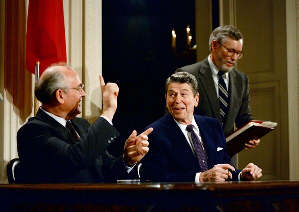 1987 m. gruodžio 8 d. TSKP CK generalinis sekretorius Michailas Gorbačiovas ir JAV prezidentas Ronaldas Reiganas Baltuosiuose rūmuose pasirašė Vidutinio nuotolio branduolinių pajėgų sutartį. Pagal susitarimą, valstybės turėjo sunaikinti visas antžeminio bazavimosi raketas, kurių nuotolis yra 500–5 500 km. Tai buvo pirmas kartas istorijoje, kai panaikinta ištisa ginkluotės klasė. - Sputnik Lietuva