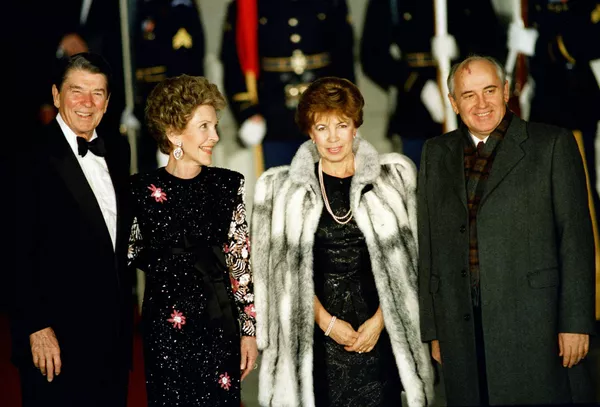 Prezidentas Ronaldas Reiganas ir pirmoji ledi Nensi Reigan, Michailas Gorbačiovas ir jo žmona Raisa prieš iškilmingą vakarienę Baltuosiuose rūmuose. Raisa lydėjo sutuoktinį visose kelionėse po šalį ir pasaulį. Sovietų tauta, ypač jos moteriškoji pusė, nesuprato tokios šalies pirmojo asmens žmonos aktyvumo. Gyventojus ypač erzino jos apranga — akivaizdu, kad ji buvo ne iš centrinės universalinės parduotuvės. Prezidentas Ronaldas Reiganas ir pirmoji ledi Nensi Reigan, Michailas Gorbačiovas ir jo žmona Raisa prieš iškilmingą vakarienę Baltuosiuose rūmuose. Raisa lydėjo sutuoktinį visose kelionėse po šalį ir pasaulį. Sovietų tauta, ypač jos moteriškoji pusė, nesuprato tokios šalies pirmojo asmens žmonos aktyvumo. Gyventojus ypač erzino jos apranga — akivaizdu, kad ji buvo ne iš centrinės universalinės parduotuvės. - Sputnik Lietuva