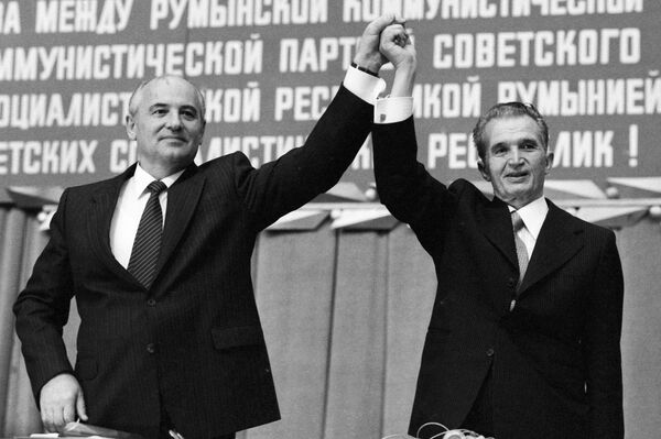 TSKP CK generalinis sekretorius Michailas Gorbačiovas ir Rumunijos komunistų partijos generalinis sekretorius, SRR prezidentas Nikolajė Čaušesku sovietų ir rumunų draugystės mitinge 1987 metais. Čaušesku buvo sunkus žmogus. Jis bandė man duoti patarimų... Kai lankiausi Rumunijoje, pamačiau, kad žmonės žiūri į Čaušesku, stebi kiekvieną jo gestą, kiekvieną piršto judesį — jie buvo panašūs į to paties mechanizmo sraigtelius, — vėliau prisiminė Gorbačiovas. - Sputnik Lietuva