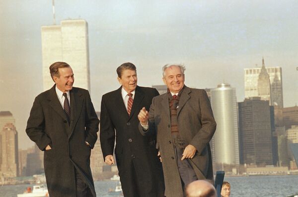 Michailas Gorbačiovas 1988 m. gruodžio 7 d. kartu su prezidentu Ronaldu Reiganu ir naujai išrinktu prezidentu Džordžu Bušu apžiūri Niujorko uostą. - Sputnik Lietuva