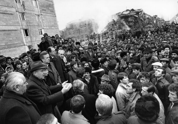 Gorbačiovas kreipiasi į Leninakano gyventojus, kurie stipriai nukentėjo dėl Spitako žemės drebėjimo. Žemės drebėjimo metu generalinis sekretorius lankėsi JAV ir paragino Vakarų šalis padėti Sovietų Armėnijai. - Sputnik Lietuva