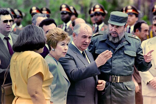 Kubos prezidentas Fidelis Kastro su Michailu Gorbačiovu ir jo žmona Raisa padėjo vainiką prie Lenino memorialo Havanoje 1989 m. balandžio 3 d. Kubos revoliucijos lyderiui kėlė nerimą Gorbačiovo inicijuota perestroika. Vėliau Kastro savo kolegą pavadino socializmo duobkasiu. - Sputnik Lietuva