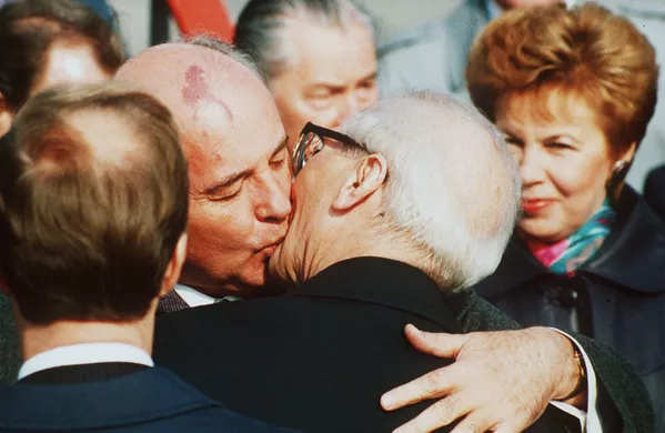 Michailas Gorbačiovas ir Ėrichas Honekeris, Vokietijos Demokratinės Respublikos vadovas nuo 1971 m., susitiko 1989 metais. Jų susitikimas iš tiesų buvo broliškas — jie pakartojo garsų Honekerio bučinį su Brežnevu. Tačiau labai greitai VDR užklupo perestroika: veteranas Honekeris ir jo partinis aparatas buvo pašalintas, valdžia atiteko politikams, kurie palaikė perestroiką ir buvo pasirengę suvienyti Vokietiją. Michailas Gorbačiovas ir Ėrichas Honekeris, Vokietijos Demokratinės Respublikos vadovas nuo 1971 m., susitiko 1989 metais. Jų susitikimas iš tiesų buvo broliškas — jie pakartojo garsų Honekerio bučinį su Brežnevu. Tačiau labai greitai VDR užklupo perestroika: veteranas Honekeris ir jo partinis aparatas buvo pašalintas, valdžia atiteko politikams, kurie palaikė perestroiką ir buvo pasirengę suvienyti Vokietiją. - Sputnik Lietuva