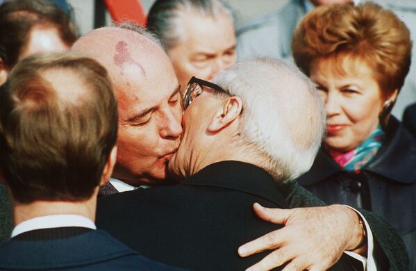 Michailas Gorbačiovas ir Ėrichas Honekeris, Vokietijos Demokratinės Respublikos vadovas nuo 1971 m., susitiko 1989 metais. Jų susitikimas iš tiesų buvo broliškas — jie pakartojo garsų Honekerio bučinį su Brežnevu. Tačiau labai greitai VDR užklupo perestroika: veteranas Honekeris ir jo partinis aparatas buvo pašalintas, valdžia atiteko politikams, kurie palaikė perestroiką ir buvo pasirengę suvienyti Vokietiją. - Sputnik Lietuva