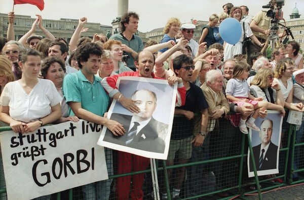 Mitingas Štutgarte palaikant Gorbačiovą, 1989 m. Vokietija iki šiol dėkinga Gorbačiovui už tai, kad šalies susijungimo idėją pavyko įgyvendinti taip greitai. Tačiau Rusijoje jis iki šiol kritikuojamas už tai, kad jis neva per pigiai pardavė VDR. - Sputnik Lietuva