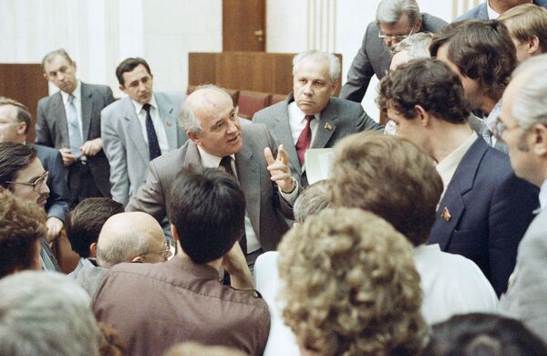 Gorbačiovas ginčijasi su deputatais Aukščiausiosios Tarybos posėdyje 1989 m. Buvo dėl ko ginčytis: pradėta valdžios reforma, įvesti rinkimai į TSRS Aukščiausiąją Tarybą ir vietos tarybas alternatyviais pagrindais. Gorbačiovas išsiuntė į pensiją daugiau nei 100 vyresnio amžiaus TSKP CK narių. Buvo priimtos ir griežtos generalinio sekretoriaus priemonės nacionaliniams konfliktams Kalnų Karabache, Gruzijoje, Kazachstane, Lietuvoje numalšinti. - Sputnik Lietuva