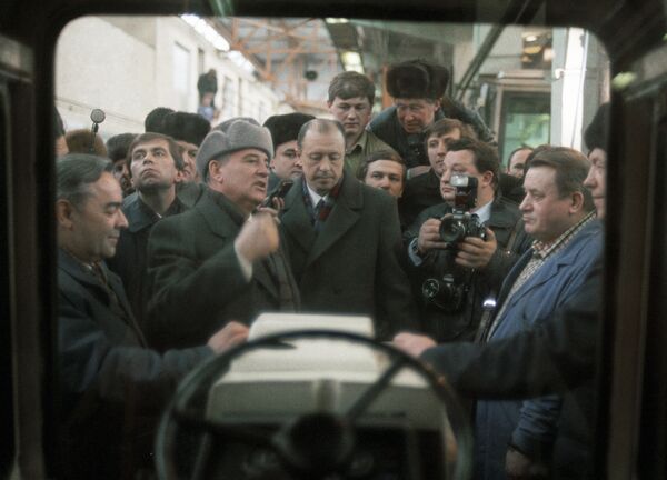 Trečiasis neeilinis TSRS liaudies deputatų suvažiavimas 1990 m. kovo 15 d. Tarybų Sąjungos prezidentu išrinko Michailą Gorbačiovą. Ne be pasipriešinimo deputatai panaikino garsųjį 6-ąjį straipsnį — apie vadovaujamą ir nukreipiamą TSKP vaidmenį. Tačiau šie pokyčiai jau negalėjo išgelbėti griūvančios Sąjungos: tuščios lentynos, hiperinfliacija, prekių gavimo talonų sistema.Nuotraukoje: sovietų prezidentas Michailas Gorbačiovas kalbasi su Minsko traktorių gamyklos darbuotojais. - Sputnik Lietuva