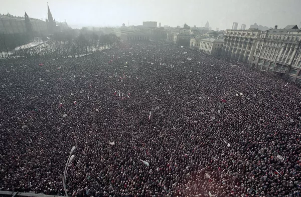 Didžiausia antikomunistinė demonstracija Maskvoje įvyko 1991 m. kovo 19 d., po referendumo dėl TSRS išsaugojimo su painiomis formuluotėmis. Demonstrantai reikalavo Tarybų Sąjungos prezidento Michailo Gorbačiovo atsisakyti valdžios. Praėjus 10 dienų po kovo 17 d. referendumo, į Maskvą buvo atvesti tankai — pirmą kartą per perestroikos metus. Didžiausia antikomunistinė demonstracija Maskvoje įvyko 1991 m. kovo 19 d., po referendumo dėl TSRS išsaugojimo su painiomis formuluotėmis. Demonstrantai reikalavo Tarybų Sąjungos prezidento Michailo Gorbačiovo atsisakyti valdžios. Praėjus 10 dienų po kovo 17 d. referendumo, į Maskvą buvo atvesti tankai — pirmą kartą per perestroikos metus. - Sputnik Lietuva