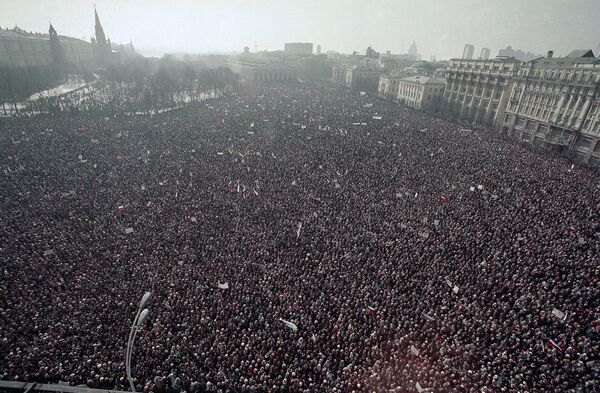 Didžiausia antikomunistinė demonstracija Maskvoje įvyko 1991 m. kovo 19 d., po referendumo dėl TSRS išsaugojimo su painiomis formuluotėmis. Demonstrantai reikalavo Tarybų Sąjungos prezidento Michailo Gorbačiovo atsisakyti valdžios. Praėjus 10 dienų po kovo 17 d. referendumo, į Maskvą buvo atvesti tankai — pirmą kartą per perestroikos metus. - Sputnik Lietuva