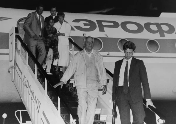 Naktį iš rugpjūčio 18 į 19 d., faktiškai naujos Sąjungos sutarties pasirašymo išvakarėse, aukščiausios Tarybų Sąjungos vadovybės atstovai, vadovaujami TSRS viceprezidento Genadijaus Janajevo, sudarė TSRS Valstybinį ypatingosios padėties komitetą, nušalino prezidentą Gorbačiovą nuo valdžios ir įvedė karinę techniką.Nuotraukoje: Tarybų Sąjungos prezidentas Michailas Gorbačiovas 1991 m. rugpjūčio 22 d. grįžo į Maskvą iš Foroso, kur atostogavo su šeima. Naktį iš rugpjūčio 18 į 19 d., faktiškai naujos Sąjungos sutarties pasirašymo išvakarėse, aukščiausios Tarybų Sąjungos vadovybės atstovai, vadovaujami TSRS viceprezidento Genadijaus Janajevo, sudarė TSRS Valstybinį ypatingosios padėties komitetą, nušalino prezidentą Gorbačiovą nuo valdžios ir įvedė karinę techniką.Nuotraukoje: Tarybų Sąjungos prezidentas Michailas Gorbačiovas 1991 m. rugpjūčio 22 d. grįžo į Maskvą iš Foroso, kur atostogavo su šeima. - Sputnik Lietuva