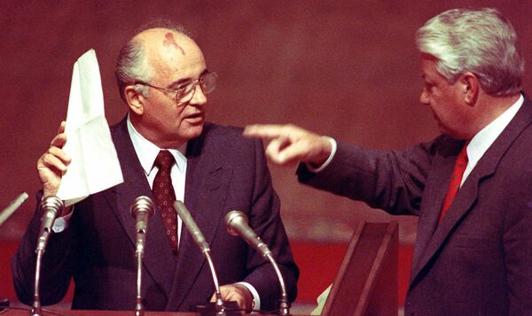 1991 m. rugpjūčio 23 d. posėdyje RSFSR Aukščiausiosios Tarybos deputatai reikalavo iš Gorbačiovo paleisti TSKP ir uždrausti socializmą. Jelcinas pareikalavo, kad Gorbačiovas pasmerktų TSKP, tačiau, susidūręs su jo pasipriešinimu, pasirašė dekretą, sustabdantį RSFSR komunistų partijos veiklą dėl to, kad ji palaikė Valstybinį ypatingosios padėties komitetą. - Sputnik Lietuva