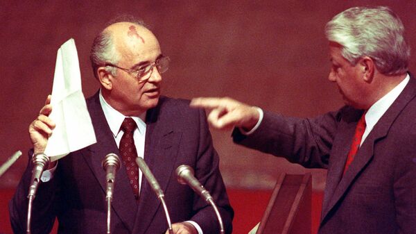 TSRS prezidentas Michailas Gorbačiovas laiko Rusijos Federacijos prezidento Boriso Jelcino jam įteiktus stenografinius užrašus, 1991.08.23 - Sputnik Lietuva