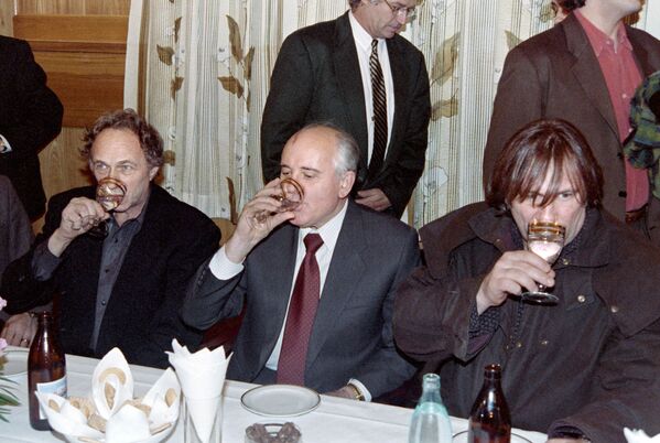 Tapęs jo valdomos šalies griūties liudininku ir atidavęs valdžią Jelcinui, su kuriuo jis kovojo, Gorbačiovas panaudojo savo kaip vieno populiariausių politikų pasaulyje statusą, kad užsidirbtų pragyvenimui ir mokslinių tyrimų bei socialiniams projektams.Nuotraukoje: buvęs TSRS prezidentas Michailas Gorbačiovas su prancūzų aktoriais Pjeru Rišaru ir Žeraru Depardjė per Prancūzijos kino savaitę Maskvoje, 1993 m. vasario 9 d. - Sputnik Lietuva