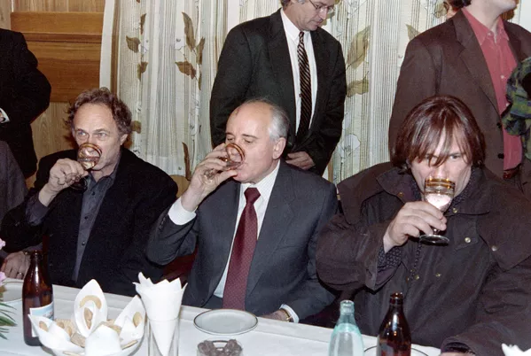 Tapęs jo valdomos šalies griūties liudininku ir atidavęs valdžią Jelcinui, su kuriuo jis kovojo, Gorbačiovas panaudojo savo kaip vieno populiariausių politikų pasaulyje statusą, kad užsidirbtų pragyvenimui ir mokslinių tyrimų bei socialiniams projektams.Nuotraukoje: buvęs TSRS prezidentas Michailas Gorbačiovas su prancūzų aktoriais Pjeru Rišaru ir Žeraru Depardjė per Prancūzijos kino savaitę Maskvoje, 1993 m. vasario 9 d. Tapęs jo valdomos šalies griūties liudininku ir atidavęs valdžią Jelcinui, su kuriuo jis kovojo, Gorbačiovas panaudojo savo kaip vieno populiariausių politikų pasaulyje statusą, kad užsidirbtų pragyvenimui ir mokslinių tyrimų bei socialiniams projektams.Nuotraukoje: buvęs TSRS prezidentas Michailas Gorbačiovas su prancūzų aktoriais Pjeru Rišaru ir Žeraru Depardjė per Prancūzijos kino savaitę Maskvoje, 1993 m. vasario 9 d. - Sputnik Lietuva