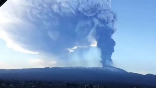 Города в Италии засыпало пеплом от вулкана Этна  - Sputnik Lietuva
