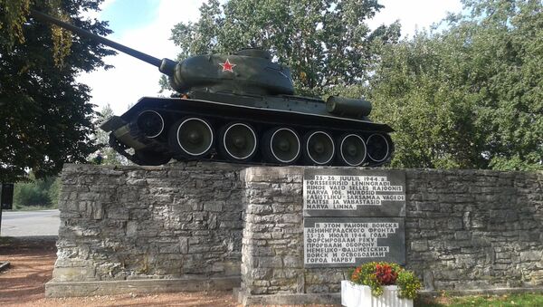 Танк Т-34, установленный между Нарвой и Нарва-Йыэсуу, архивное фото - Sputnik Lietuva