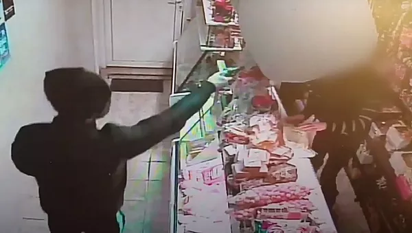 Policija parodė, kaip pardavėja susigrūmė su ginkluotu plėšiku — video - Sputnik Lietuva