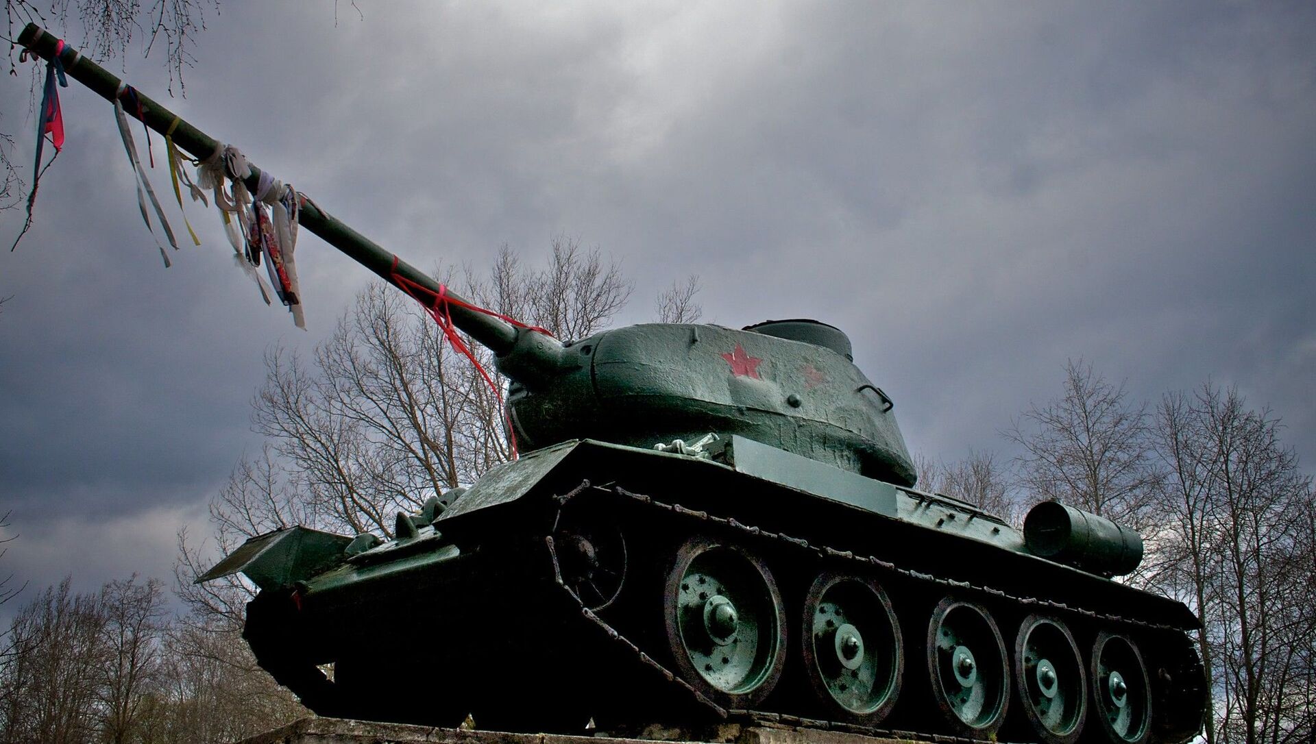 Танк Т-34, установленный между Нарвой и Нарва-Йыэсуу - Sputnik Литва, 1920, 02.03.2021