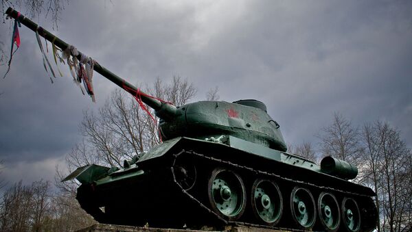 Танк Т-34, установленный между Нарвой и Нарва-Йыэсуу - Sputnik Литва