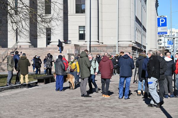 Vilniuje protestuotojai susirinko netoli Seimo rūmų esančios Lietuvos nacionalinės Martyno Mažvydo bibliotekos prieigose. - Sputnik Lietuva