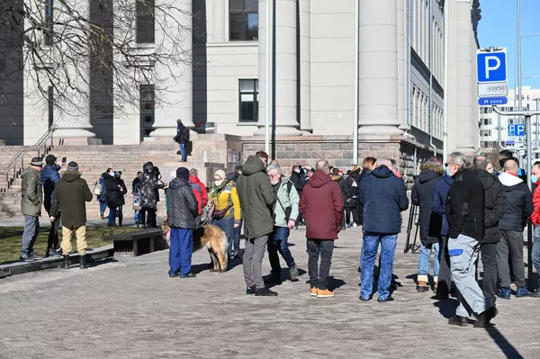 Vilniuje protestuotojai susirinko netoli Seimo rūmų esančios Lietuvos nacionalinės Martyno Mažvydo bibliotekos prieigose. Vilniuje protestuotojai susirinko netoli Seimo rūmų esančios Lietuvos nacionalinės Martyno Mažvydo bibliotekos prieigose. - Sputnik Lietuva