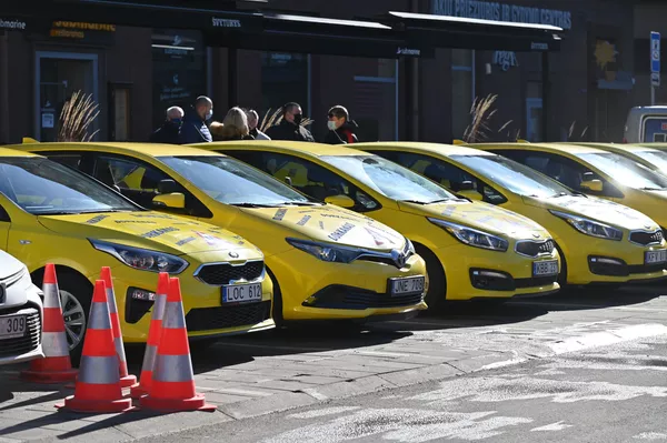 Vairavimo instruktoriai stebėjosi valdžios priimtu sprendimu leisti atnaujinti veiklą grožio sektoriui, tačiau neleisti atnaujinti vairavimo pamokų. Vairavimo instruktoriai stebėjosi valdžios priimtu sprendimu leisti atnaujinti veiklą grožio sektoriui, tačiau neleisti atnaujinti vairavimo pamokų. - Sputnik Lietuva
