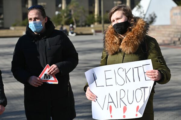Pažymima, kad organizatoriai Arnoldas Žaltkovskis ir Neringa Pekarskaja leidimus akcijai gavo iš Vilniaus miesto valdžios ir policijos. - Sputnik Lietuva