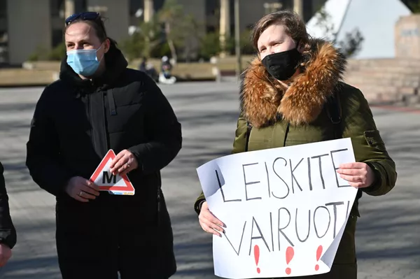 Pažymima, kad organizatoriai Arnoldas Žaltkovskis ir Neringa Pekarskaja leidimus akcijai gavo iš Vilniaus miesto valdžios ir policijos. Pažymima, kad organizatoriai Arnoldas Žaltkovskis ir Neringa Pekarskaja leidimus akcijai gavo iš Vilniaus miesto valdžios ir policijos. - Sputnik Lietuva
