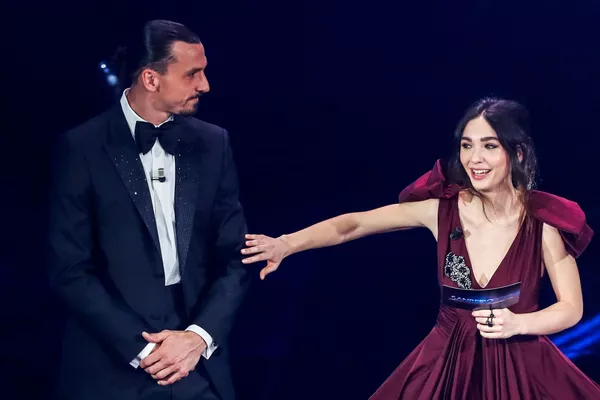 Aštuntajame dešimtmetyje vis labiau populiarėjant festivaliui už Italijos ribų, apie tai sužinojo ir Sovietų Sąjunga, pirmiausia iš daugelio išgarsėjusių dalyvių: Domenico Modugno, Adriano Celentano, Mina, Gianni Morandi. Nuotraukoje: aktorė Matilda De Angelis ir futbolininkas Zlatanas Ibrahimovičius. - Sputnik Lietuva