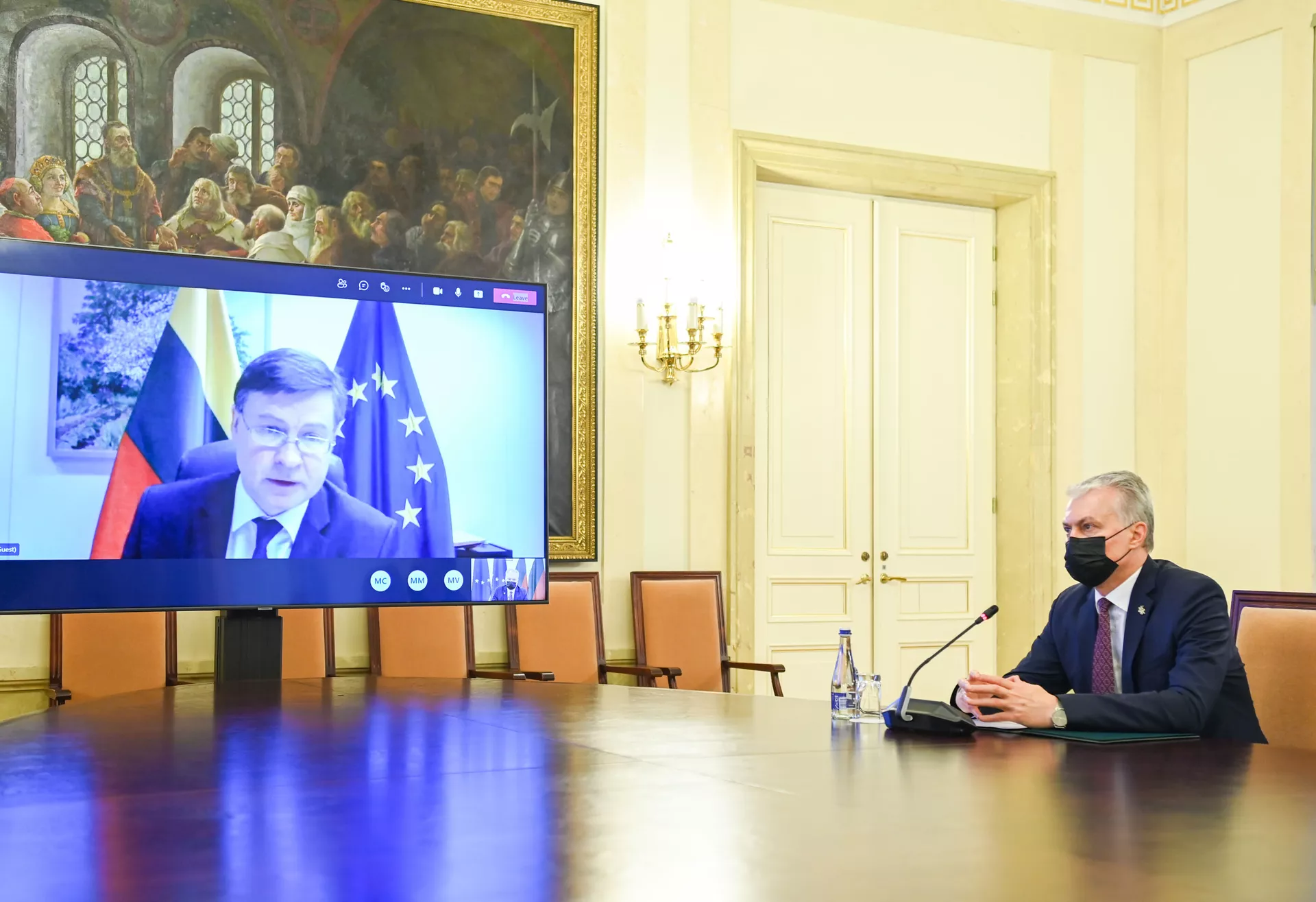 Президент Литвы Гитанас Науседа на дистанционной встрече с зампредседателем Еврокомиссии Валдисом Домбровскисом  - Sputnik Lietuva, 1920, 12.05.2021