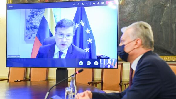 Prezidentas Gitanas Nausėda su EK pirmininkės pavaduotoju Valdžiu Dombrovskiu konferencinio skambučio metu - Sputnik Lietuva