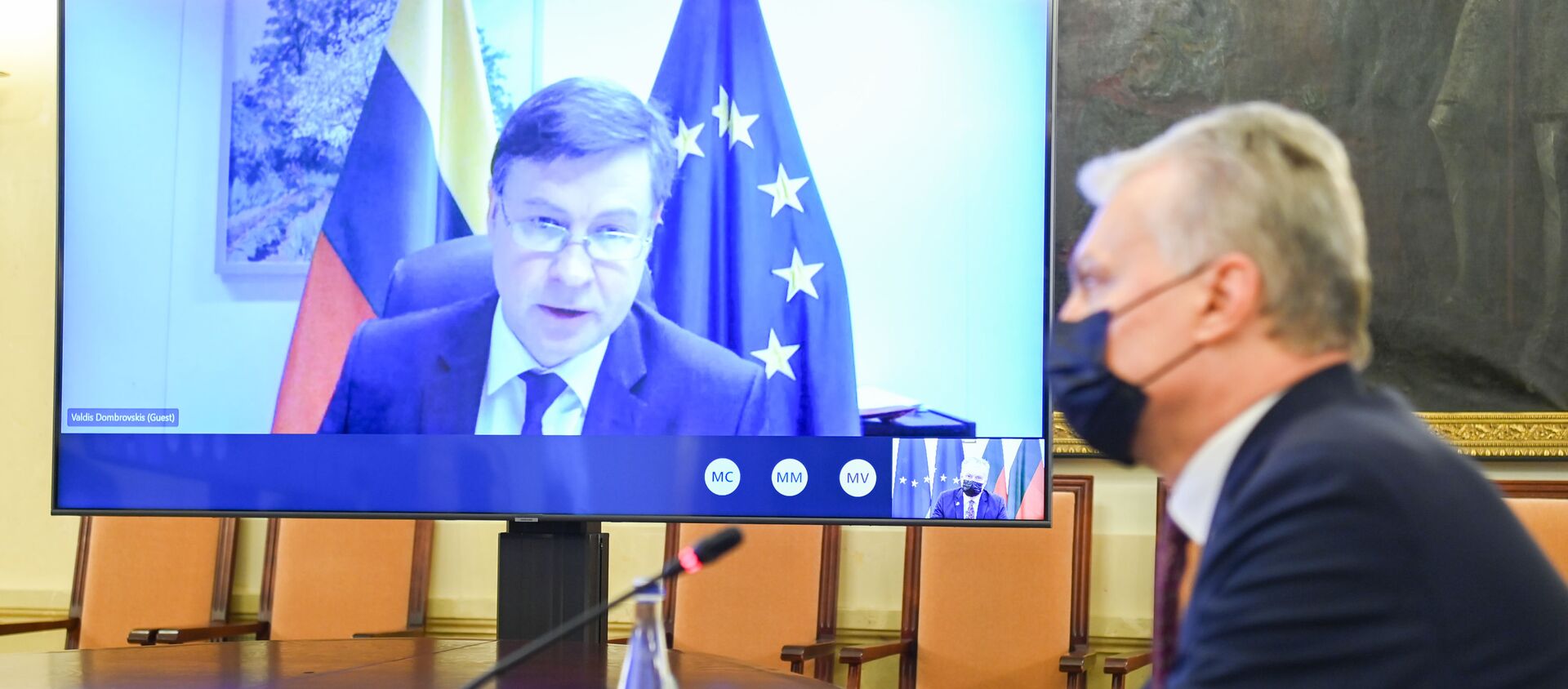 Prezidentas Gitanas Nausėda su EK pirmininkės pavaduotoju Valdžiu Dombrovskiu konferencinio skambučio metu - Sputnik Lietuva, 1920, 04.03.2021